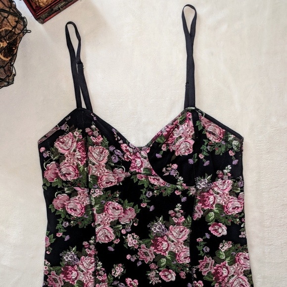 Aritzia Tops - Talula Black Floral Fitted Tank Top Size M EUC